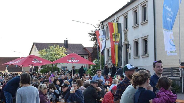 Das Gro&szlig;ereignis Dorffest  zog jede Menge Besucher an. Foto: Hannah-Rabea Gr&uuml;bl