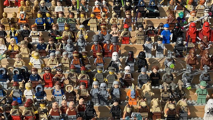 Lego-Figuren, so weit das Auge reicht. Beim Innenstadt-Flohmarkt konnten die Kids wieder viele Spielsachen ergattern.
