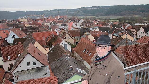 Noch-Stadtk&auml;mmerer Bernhard Blum schaut sich gerne vom Baderturm aus die Stadt an: In seine Amtszeit fiel die Sanierung des historischen Stadtturms und von hier aus kann er seine bisherige Wirkungsst&auml;tte, das Hammelburger Rathaus, gut erkennen. Fotos: Ralf Ruppert