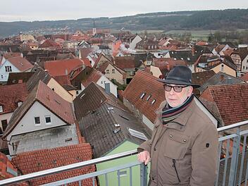 Noch-Stadtkämmerer Bernhard Blum schaut sich gerne vom Baderturm aus die Stadt an: In seine Amtszeit fiel die Sanierung des historischen Stadtturms und von hier aus kann er seine bisherige Wirkungsstätte, das Hammelburger Rathaus, gut erkennen. Fotos: Ralf Ruppert