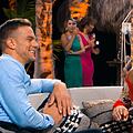 Im Hintergrund beobachtet Jenny T., wie sich Sebastian mit Natali  offensichtlich bestens unterhält und amüsiert. Doch der Eindruck täuscht: Zwischen dem "Bachelor" und der Neustadterin hat es immer noch nicht so richtig gefunkt.TVNOW