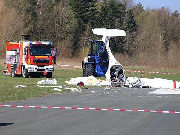 Erst am Freitagmorgen, konnte das am Vorabend abgestürzte Flugzeug aufgerichtet werden, so dass die Toten geborgen werden konnten.Foto: Katrin Geyer