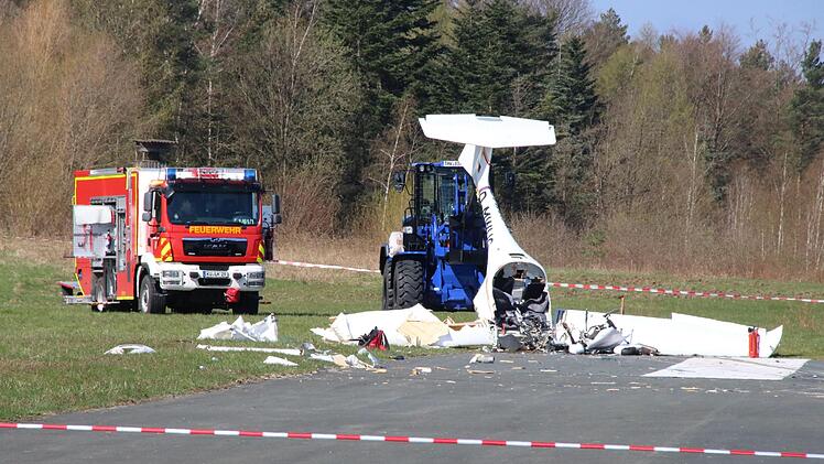 Erst am Freitagmorgen, konnte das am Vorabend abgestürzte Flugzeug aufgerichtet werden, so dass die Toten geborgen werden konnten.Foto: Katrin Geyer