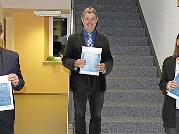 Im Rathaus in Steinwiesen wurde die neue Förderfibel vorgestellt und erläutert. Die Bürgermeister Jens Korn und Gerhard Wunder sowie die Projektbetreuerin Sarah von Poblocki vom Büro DSK (von links) gaben nähere Informationen.