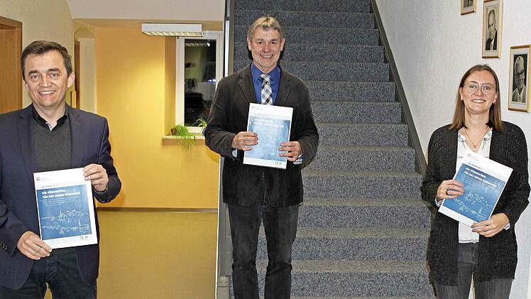 Im Rathaus in Steinwiesen wurde die neue Förderfibel vorgestellt und erläutert. Die Bürgermeister Jens Korn und Gerhard Wunder sowie die Projektbetreuerin Sarah von Poblocki vom Büro DSK (von links) gaben nähere Informationen.