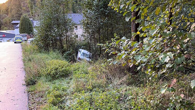 Kreis Kulmbach: Fahrer verharrt Stunden an Unfallort - Zeuge wird Retter