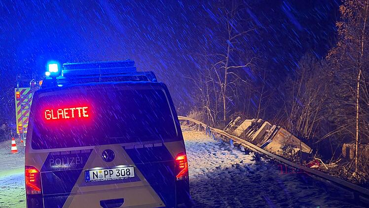 Spiegelglatte A9 bei Schnaittach: Lastwagen landet auf dem Dach
