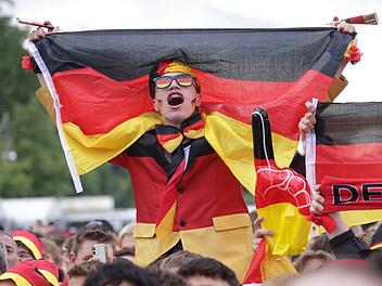 Bei der EURO 2024 war einmal mehr Berlin das Epizentrum deutscher Fanfreude. Diesmal, bei der WM 2026, wird alles ein wenig kleiner ausfallen. Auch wenn Public Viewing in Deutschland grunds&auml;tzlich stattfinden wird.