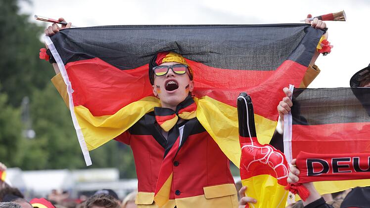 Bei der EURO 2024 war einmal mehr Berlin das Epizentrum deutscher Fanfreude. Diesmal, bei der WM 2026, wird alles ein wenig kleiner ausfallen. Auch wenn Public Viewing in Deutschland grunds&auml;tzlich stattfinden wird.