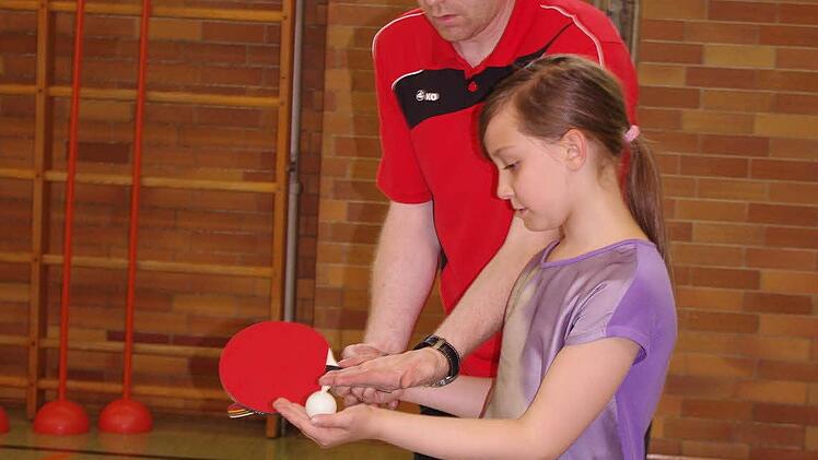 Klaus Knabner vom TTC Alexanderhütte gab der achtjährigen Paula Tipps für das Spiel mit dem kleinen weißen Ball.