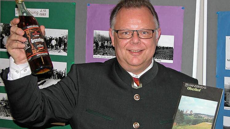 Historische Souvenirs präsentierte Martin Stingl: einen Wanderatlas aus Oberhof und eine Flasche DDR-Kräuterlikör als bis heute aufbewahrte Erinnerungsstücke.