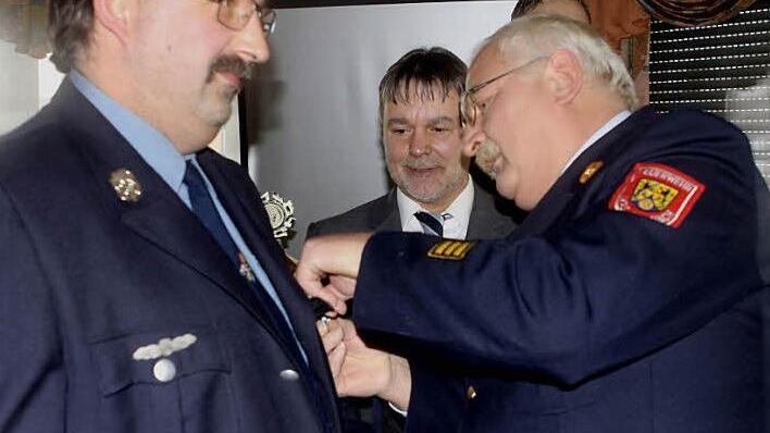 Franz Holzmann (links) wurde von stellvertretendem Landrat Gerhard Wunder (Mitte) und Kreisbrandinspektor Hans-Ulrich Müller geehrt.  Foto: Michael Wunder