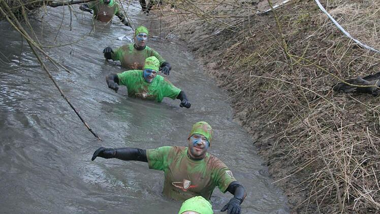 Markus Husli, Martin Paulusch, Matthias Reh, Michael Meusel, Klaus Hatzold und Markus Müller (von vorn) suchen ihren Weg durch das eiskalte Wasser.