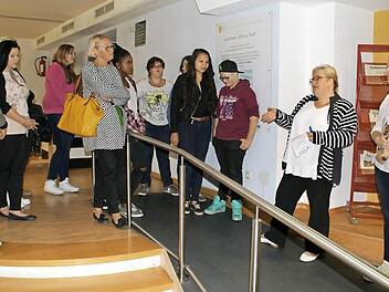 Im Mehrgenerationenhaus werden sich die jetzigen Zehntklässler der Berufsfachschule für Ernährung und Versorgung im kommenden Schuljahr engagieren. Gudrun Greger (Dritte von rechts) als Leiterin des Mehrgenerationenhauses führte die Schüler durch das Haus.  Foto: Sabine Weinbeer