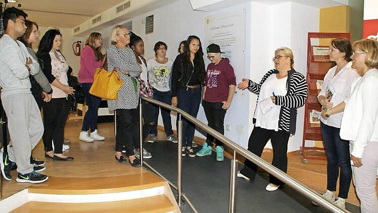 Im Mehrgenerationenhaus werden sich die jetzigen Zehntklässler der Berufsfachschule für Ernährung und Versorgung im kommenden Schuljahr engagieren. Gudrun Greger (Dritte von rechts) als Leiterin des Mehrgenerationenhauses führte die Schüler durch das Haus.  Foto: Sabine Weinbeer