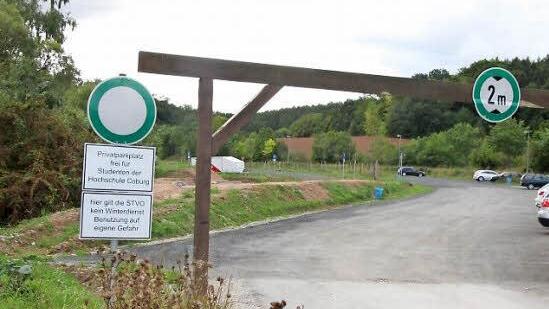 Erweitert wurde der Studierendenparkplatz an der Sonneberger Straße, etwa 400 Meter von der Hochschule entfernt. Wegen der Bauarbeiten fallen am Campus die Parkkapazitäten weg. Fotos: Simone Bastian