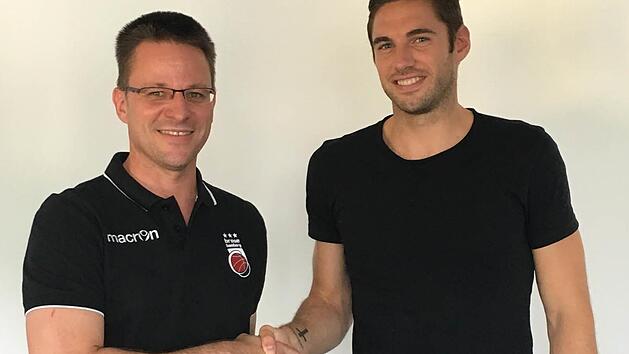 Fabien Causeur (r), hier mit Gesch&auml;ftsf&uuml;hrer Rolf Beyer, ist nach Narcisse Ewodo erst der zweite franz&ouml;sische Profi, der das Bamberger Trikot tr&auml;gt. Foto: privat