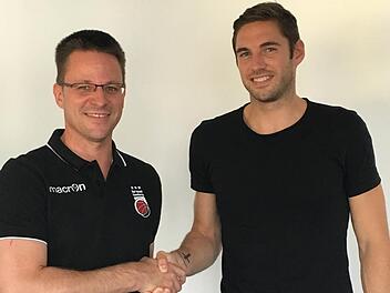 Fabien Causeur (r), hier mit Geschäftsführer Rolf Beyer, ist nach Narcisse Ewodo erst der zweite französische Profi, der das Bamberger Trikot trägt. Foto: privat
