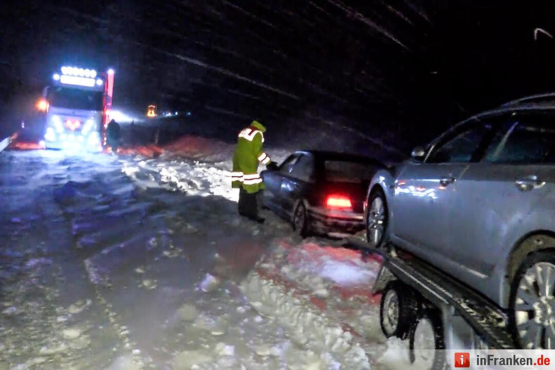 Winterchaos in Hochfranken - Laster und Autos stecken fest - Sturmböen sorgen für Schneeverwehungen - Schnee liegt auf den Straßen mehr als knöchelhoch