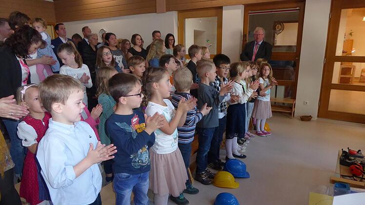 Kinder beim Singen und Klatschen während des Gottesdienstes