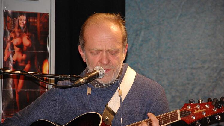 "Hammer scho im Mund ghabt, dermer nimmer raus" - mit dem Lied "Futterneid" brauchte Siggi Michl das Publikum zum Lachen.  Foto: Uschi Prawitz
