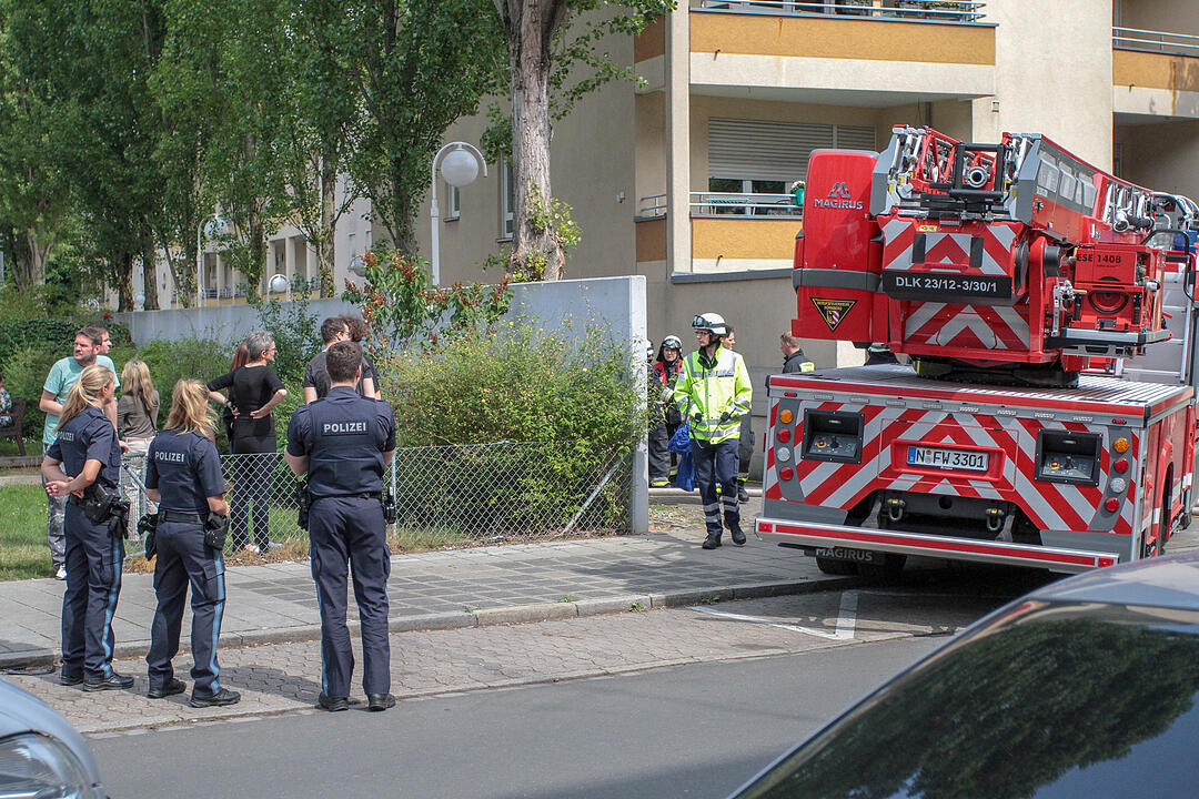 Nürnberg: Feuer in Wohnhaus - Feuerwehr rettet Bewohner