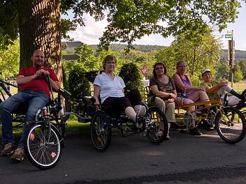 Mitglieder der MS-Selbsthilfegruppe Bad Brückenau bei einem Treffen nahe des Fahrradmuseums. Foto: Andre Pfister