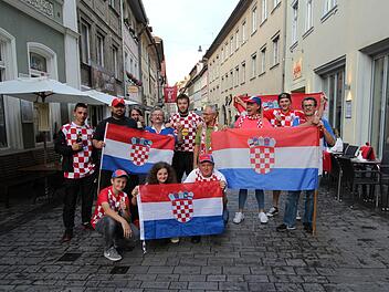 Ausgestattet mit Fahnen und Trikots der Lieblingsspieler trafen sich am Mittwoch Fans der kroatischen Nationalmannschaft, um ihrem Team beim Einzug ins Finale zuzujubeln.  Mit dabei: Tihomir Glowatzky  (Vierter von links). Antonia Wild