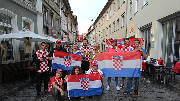 Ausgestattet mit Fahnen und Trikots der Lieblingsspieler trafen sich am Mittwoch Fans der kroatischen Nationalmannschaft, um ihrem Team beim Einzug ins Finale zuzujubeln.  Mit dabei: Tihomir Glowatzky  (Vierter von links). Antonia Wild