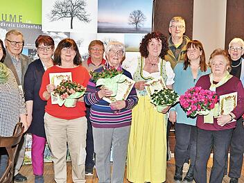 Die Geehrten mit den Vertretern der Gemeinde und des 286 Mitglieder z&auml;hlenden Vereins