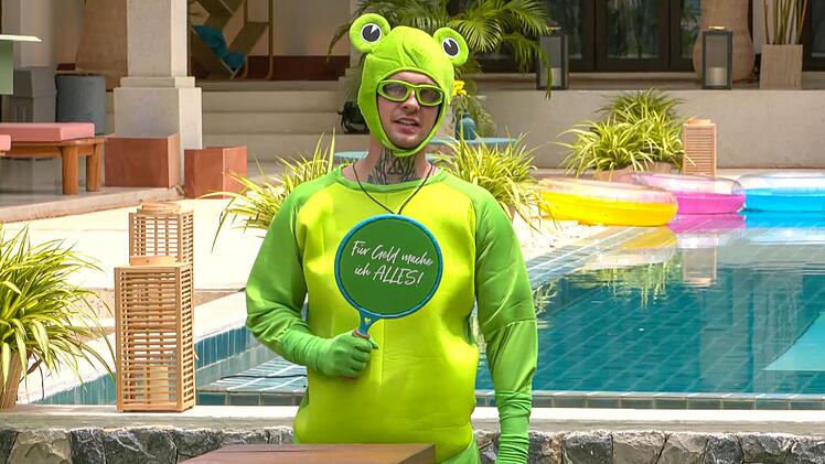 Beim Kapit&auml;nsspiel "Geh&uuml;pft wie geschlungen" m&uuml;ssen die Promis in eine Box voller Heuschrecken eintauchen.