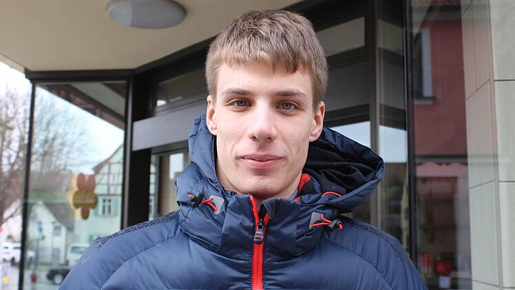 Vladislav Sologub aus Höchstadt: "Zum Metzger gehe ich ab und zu mal in der Mittagspause, da es schnell und einfach ist. Mir ist es aber grundsätzlich egal, wo die Wurst herkommt, ich lege da keinen Wert drauf. Da ich Schüler bin und nicht so viel Geld zur Verfügung habe, ist der günstige Preis wichtig und ich kaufe eher billige Wurst beim Discounter. Ich habe auch keine Bedenken wegen den Lebensmittelskandalen in letzter Zeit. Ich verfolge es nicht wirklich und wir haben es bis jetzt schon g...