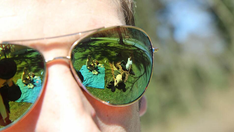 Ts, ts, ts, diese Männer - verdrehen den Frauen einfach den Kopf. Aber mal ehrlich: Es ist Frühling! Und nach einer attraktiven Person dreht sich jeder gern um. Foto: Michael Gründel