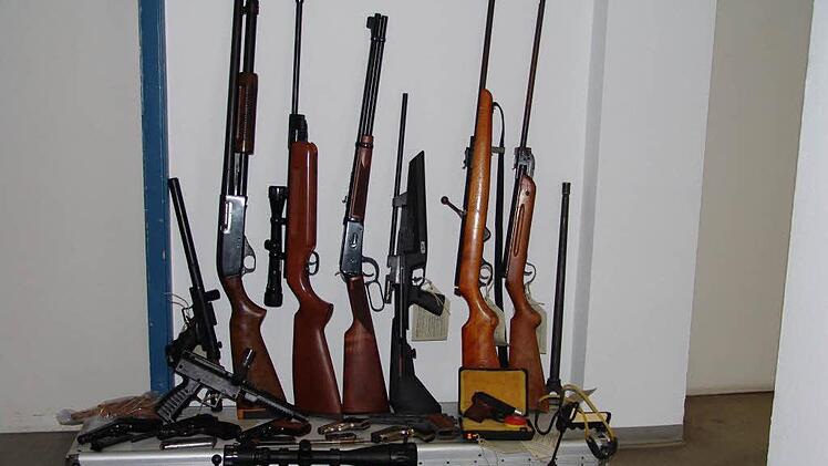 Mehr als 55 Waffen und weitere Gegenstände, die zu besitzen verboten sind, fand die Polizei bei dem angeklagten Ehepaar. Symbolfoto: KA/Polizei