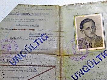 Die Spuren der Zeit sind an dem Führerschein von Rudolf Großmann aus dem Jahr 1946 nicht spurlos vorübergegangen. Jetzt gab der 91-Jährige seine Fahrerlaubnis freiwillig zurück. Fotos: Klaus Gagel