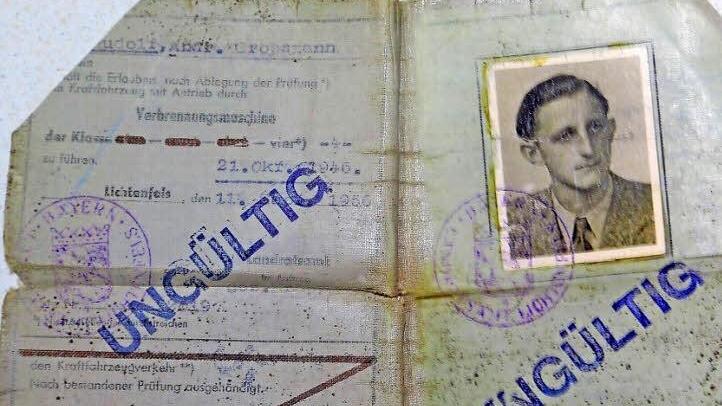 Die Spuren der Zeit sind an dem Führerschein von Rudolf Großmann aus dem Jahr 1946 nicht spurlos vorübergegangen. Jetzt gab der 91-Jährige seine Fahrerlaubnis freiwillig zurück. Fotos: Klaus Gagel