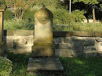 An dieser Stelle im Friedhof in Gemeinfeld ist die Umfassungsmauer besonders sanierungsbedürftig.  Foto: Gerhard Schmidt