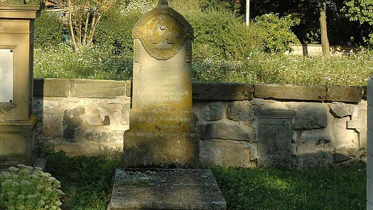 An dieser Stelle im Friedhof in Gemeinfeld ist die Umfassungsmauer besonders sanierungsbedürftig.  Foto: Gerhard Schmidt