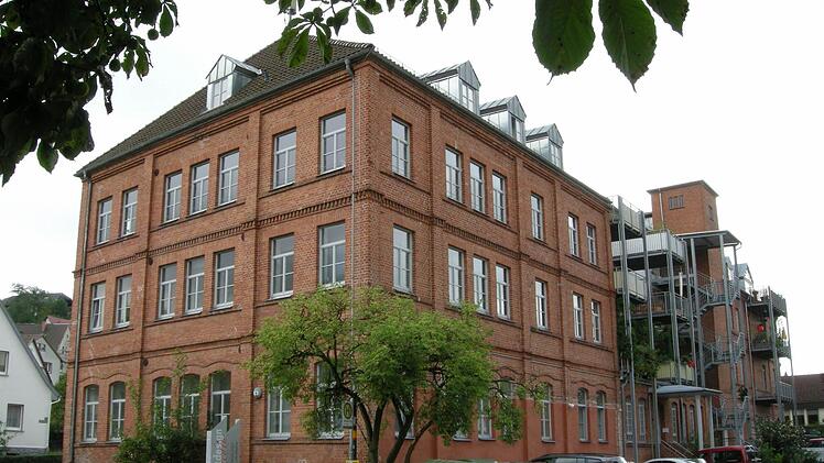 Sanierung statt Abriss: Das heute als Wohngebäude genutzte Betriebsgebäude der Porzellanfabrik II im Creidlitz.