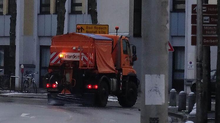 Winterdienst im Einsatz in der Coburger Hindenburgstraße.Foto: Jochen Berger