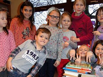 Viel Freude hatten die Kinder beim Bücherstapeln in der großen Medienausstellung beim Tag der offenen Tür in der Thulbaer Bücherei. Foto: Ulrike Lorösch