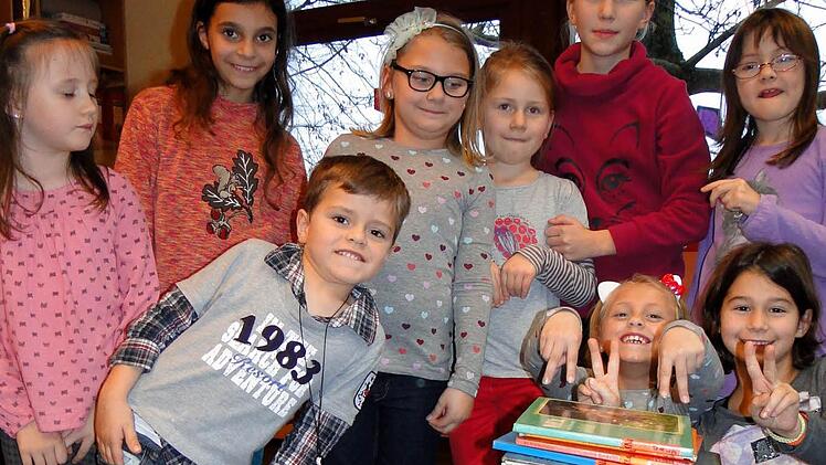 Viel Freude hatten die Kinder beim Bücherstapeln in der großen Medienausstellung beim Tag der offenen Tür in der Thulbaer Bücherei. Foto: Ulrike Lorösch