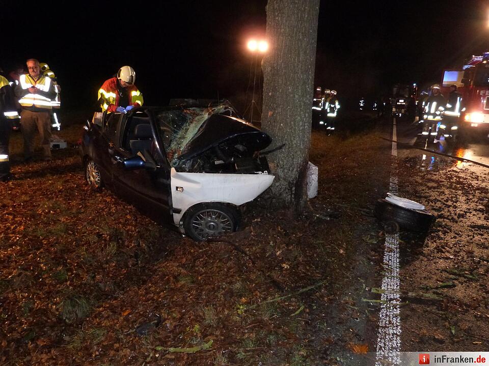 Tödlicher Unfall – Junger Fahrer kollidiert mit Baum