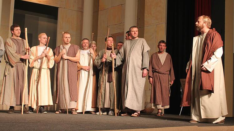 Eindrücke von den Proben zu den Tettauer Passionsspielen. Foto: Veronika Schadeck