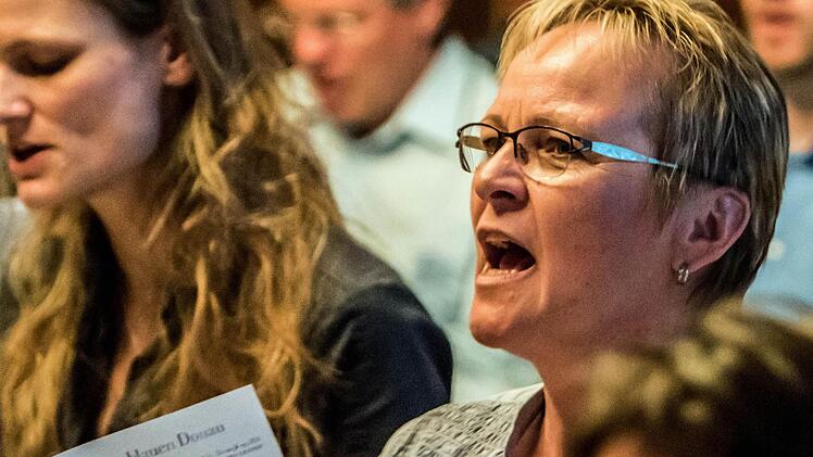 Der Coburger Chor "Unerhört" probt für sein Jubiläumskonzert, das am 24. April im Kongresshaus stattfindet.Foto: Jochen Berger