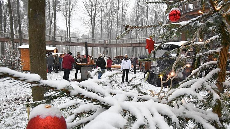 Blick auf den Weihnachtsmarkt am Ebracher Baumwipfelpfad am vergangenen Wochenende. Am kommenden wird er fortgesetzt und mit dem  in Ebrach per Shuttlebus verbunden sein.Archivbild: R. Rinklef