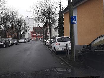 Das Schild zeigt eindeutig, wo das Parken erlaubt ist. Trotzdem bringt die Parkplatzsuche manchen Autofahrer illegal auf den Gehweg.  Straßenverkehrsamt Stadt Bamberg