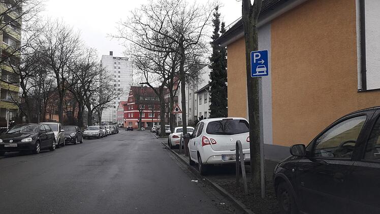 Das Schild zeigt eindeutig, wo das Parken erlaubt ist. Trotzdem bringt die Parkplatzsuche manchen Autofahrer illegal auf den Gehweg.  Straßenverkehrsamt Stadt Bamberg