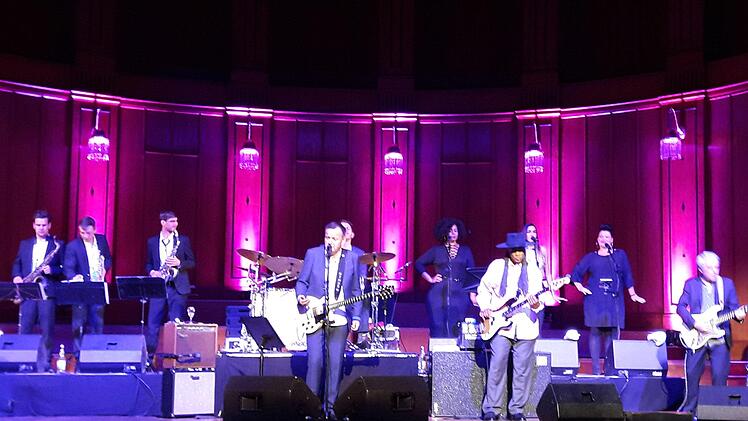 Das Konzert des Schweizer Blues- und Soulkönigs Philipp Fankhauser im Max-Littmann Saal war Teamarbeit im besten Sinn.  Hartmut Hessel