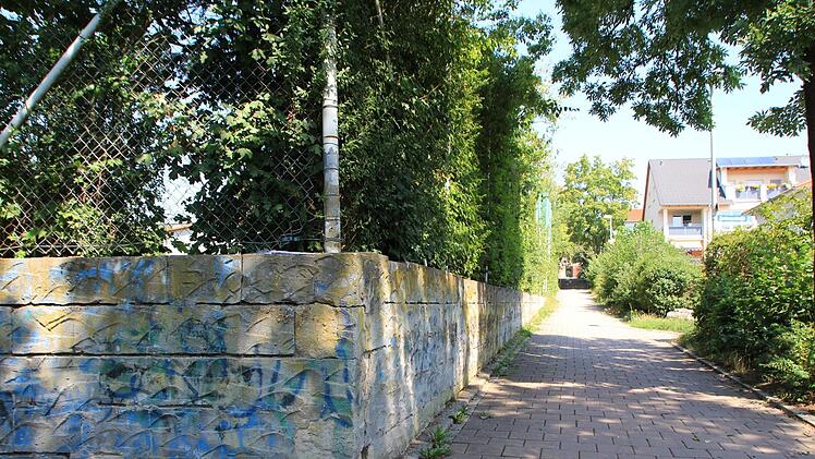 An der Südseite des Hartplatzes sollen das aufgefüllte Gelände und die Stützmauer wieder abgetragen werden.  Foto: Andreas Dorsch